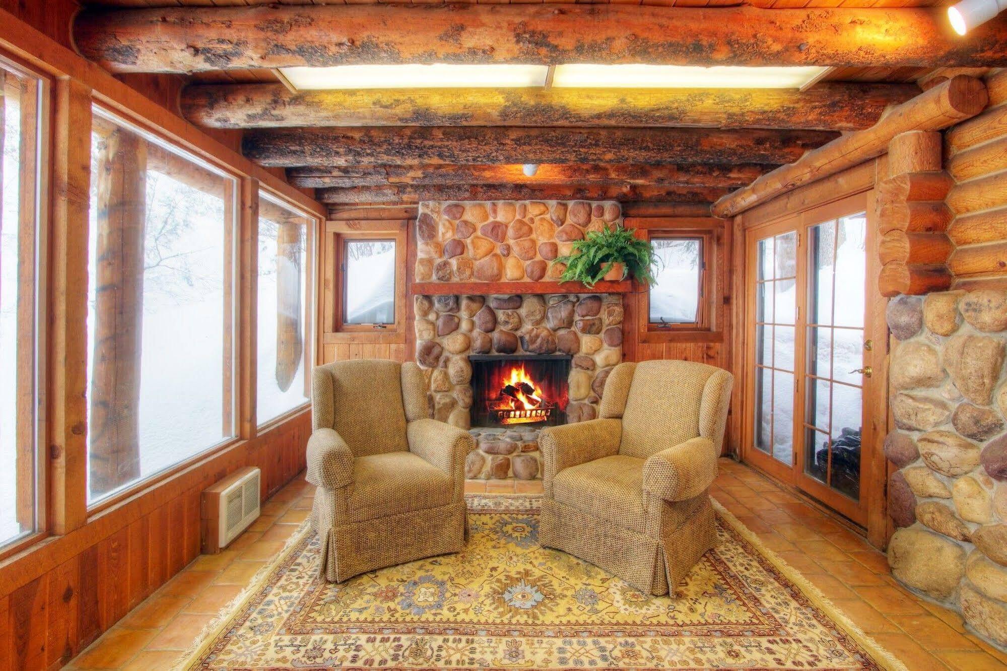 Log Cabin On The Stream Sundance ภายนอก รูปภาพ