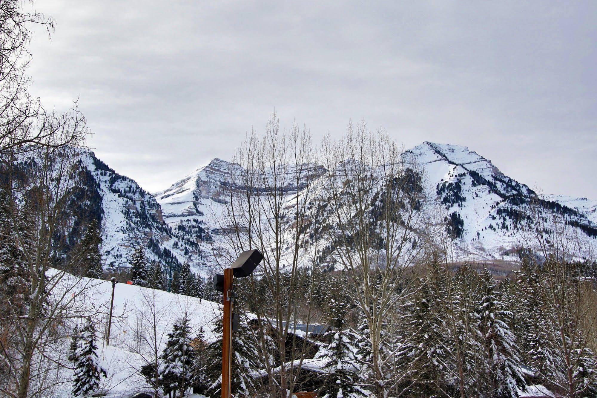 Log Cabin On The Stream Sundance ภายนอก รูปภาพ